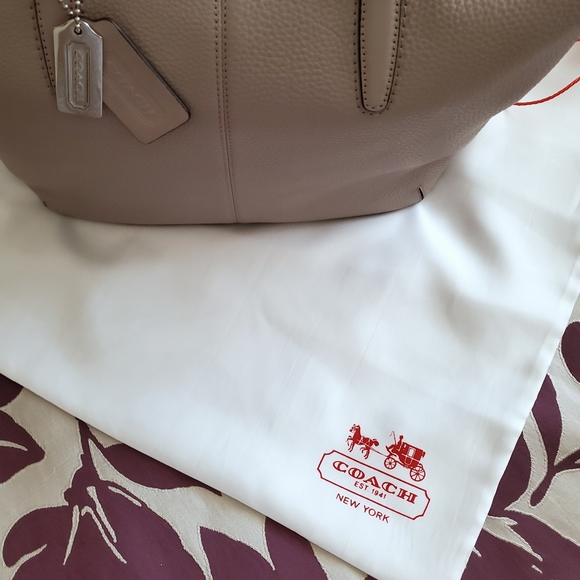 Coach handbag, pebble-finished leather in taupe. With shoulder strap & dust bag. - Picture 8 of 8